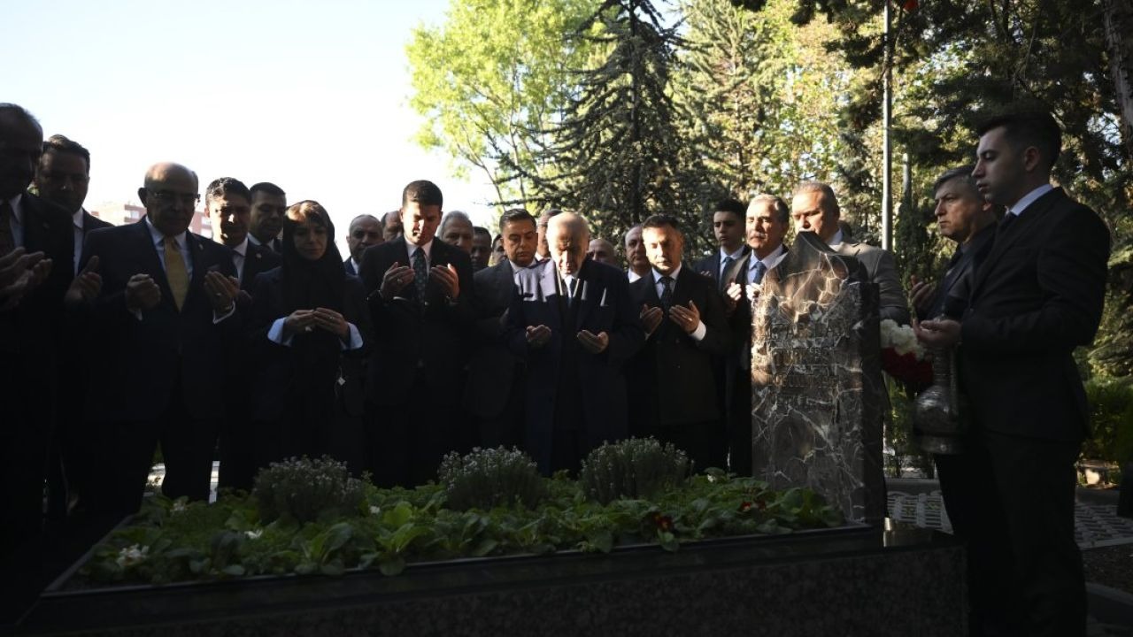 MHP Genel Başkanı Bahçeli, Alparslan Türkeş'in kabrini ziyaret etti