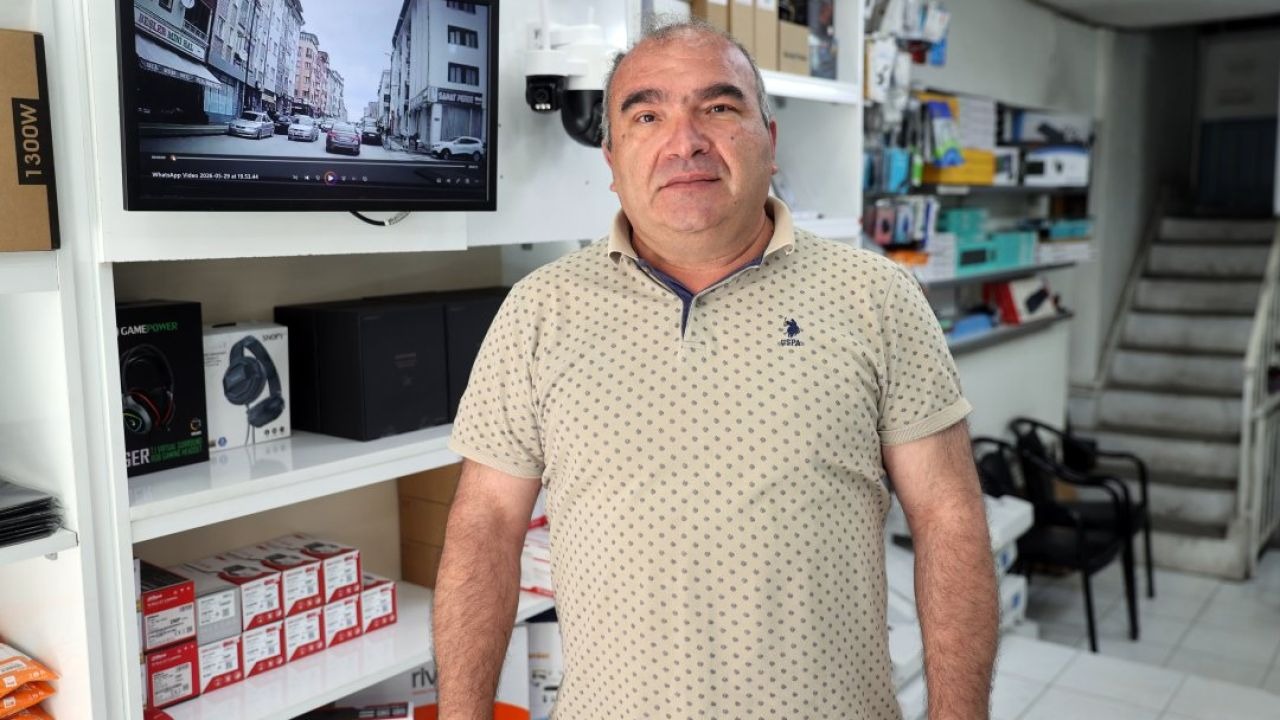 Sivas'ta bir sürücü, motokuryenin yola saçılan paralarını toplayıp polise teslim etti