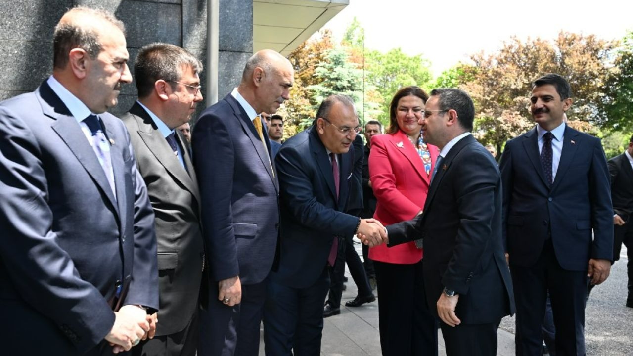 Adalet Bakanı Gürlek, Bakanlık personeli ve HSK üyeleriyle bayramlaştı