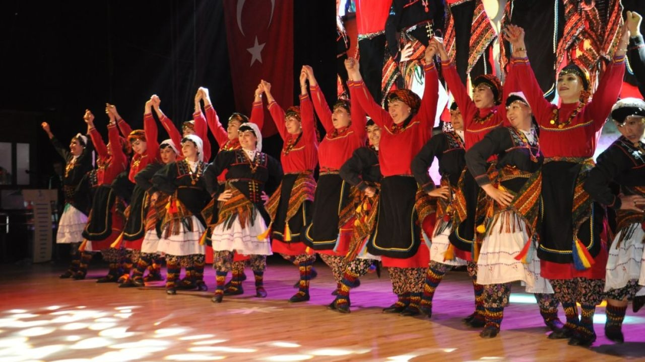 Akşehir'de halk oyunları gösterisi yapıldı