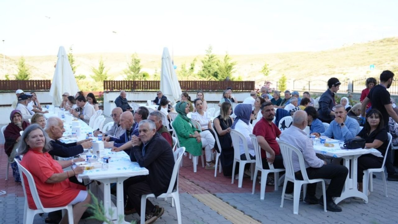 Beypazarı Belediye Başkanı Kasap, Babalar Günü dolayısıyla huzurevini ziyaret etti