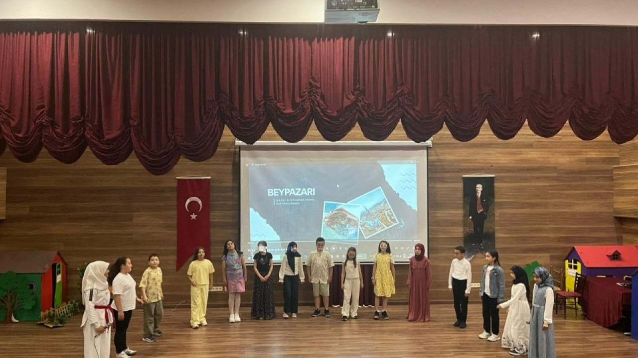 Beypazarı'nda İngilizce drama ve şarkı gösterisi düzenlendi