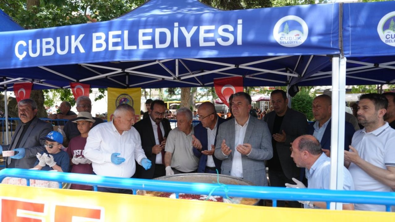 Çubuk'ta muharrem ayı dolayısıyla vatandaşlara aşure ikram edildi