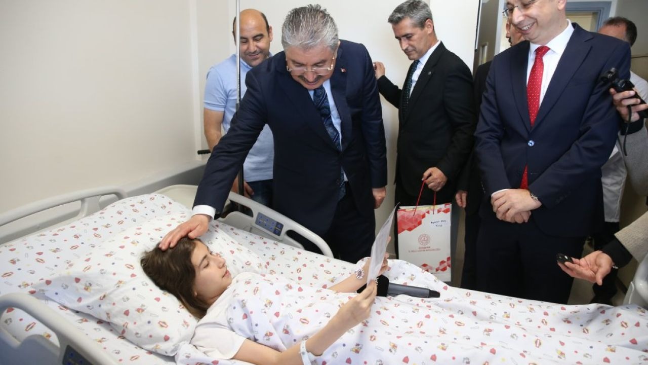 Eskişehir Valisi Yılmaz, hastanede tedavi gören öğrencilere karnelerini verdi