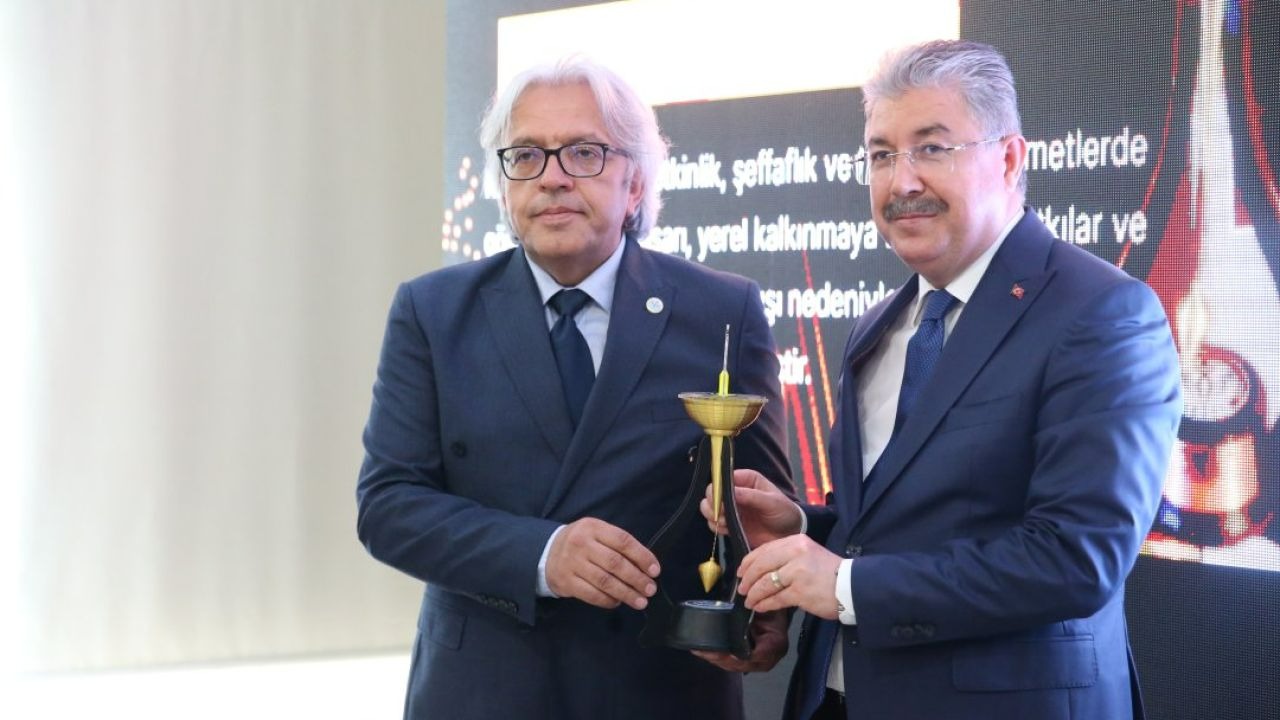 Eskişehir Valisi Yılmaz'a "yılın mülki idare amiri" ödülü
