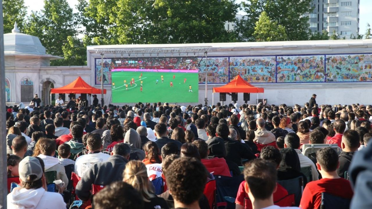Eskişehir'de A Milli Futbol Takımı'nın maçı dev ekrandan izlendi