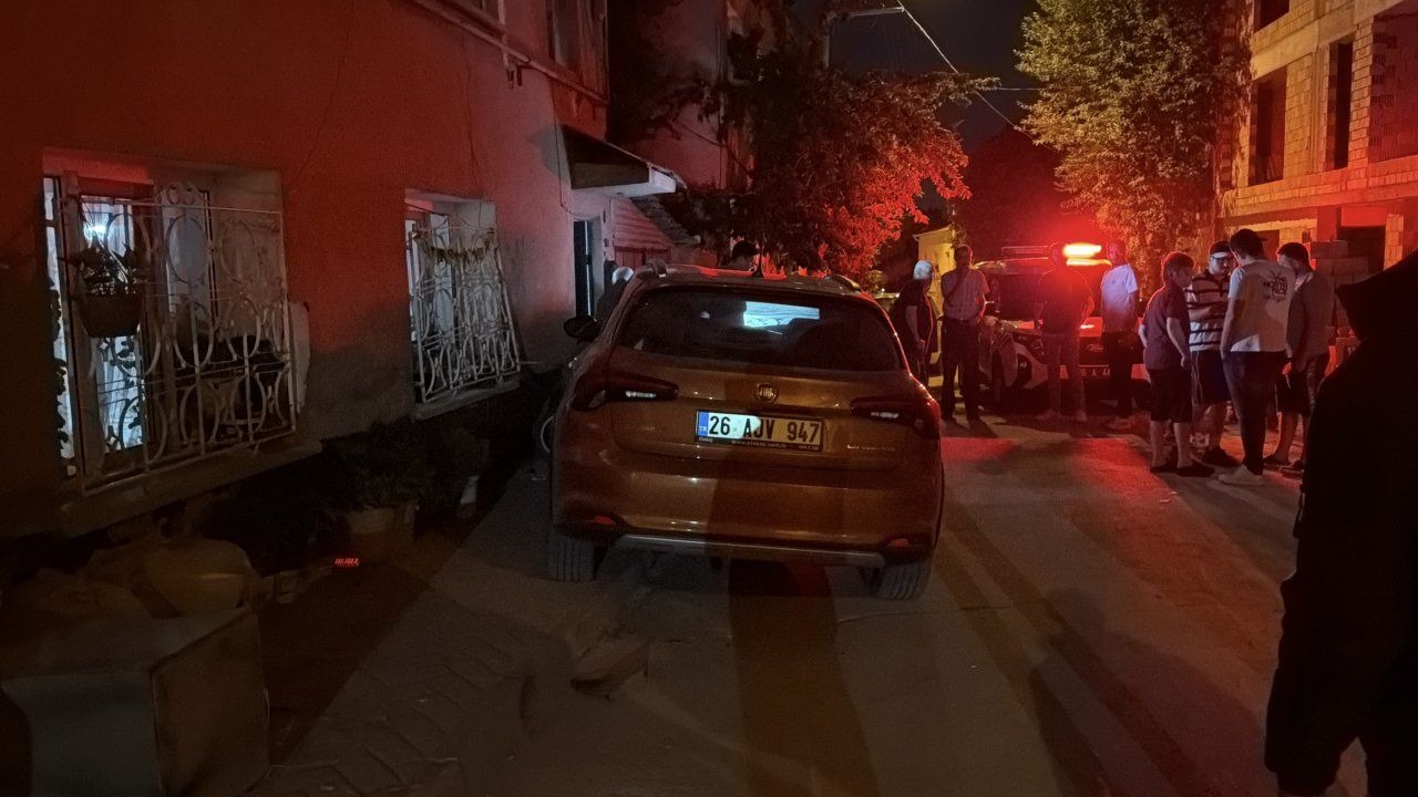 Eskişehir’de kontrolden çıkan otomobil park halindeki 2 araca çarptı