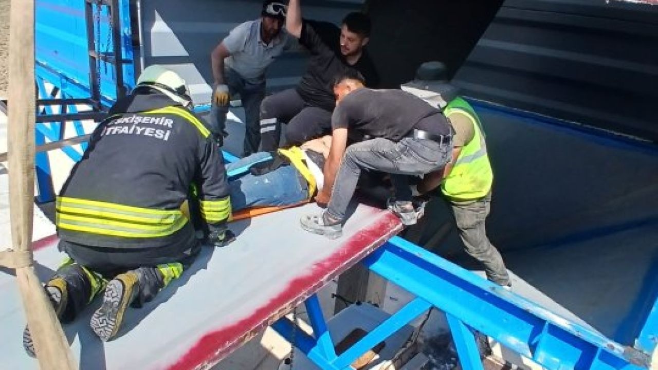 Eskişehir'de maden ocağındaki taş kırma kuyusuna düşen 2 işçi yaralandı