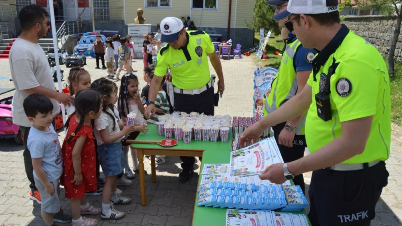 Gemerek'te anaokulu öğrencilerine trafik eğitimi verildi
