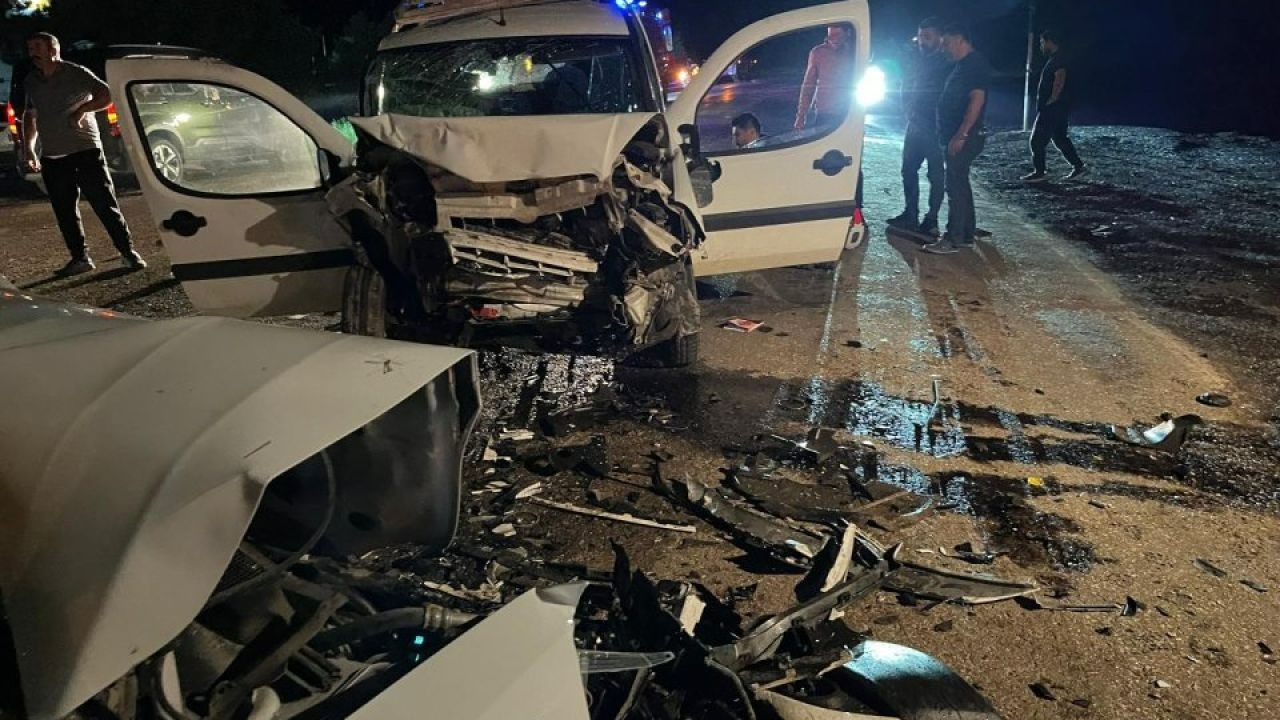GÜNCELLEME - Sivas'ta hafif ticari araç ile otomobilin çarpıştığı kazada 1 kişi öldü, 7 kişi yaralandı
