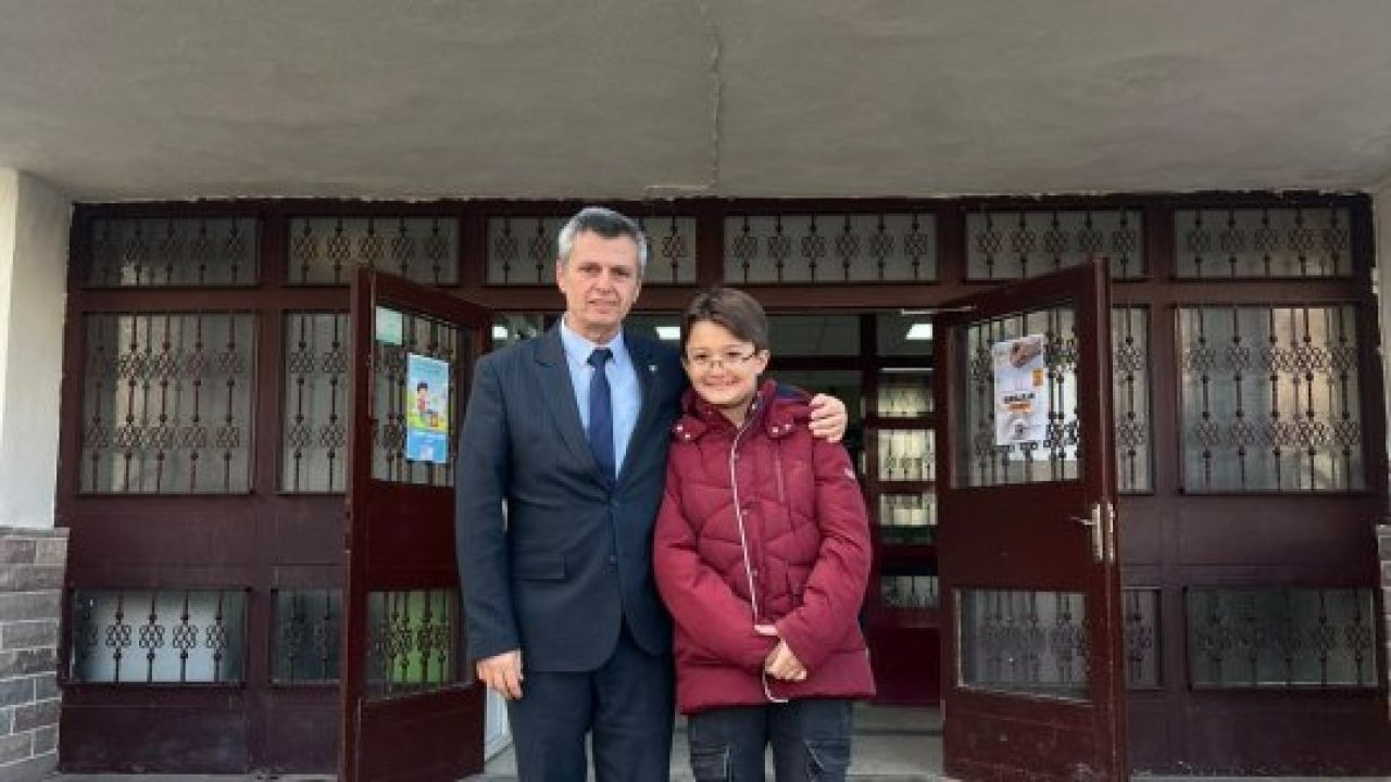 Kahramankazan'da yerdeki çöpü geri dönüşüme atan öğrenci altınla ödüllendirildi