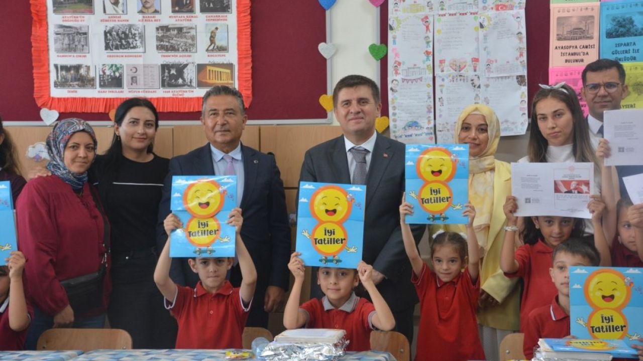 Kayseri ve çevre illerde öğrenciler karnelerini aldı