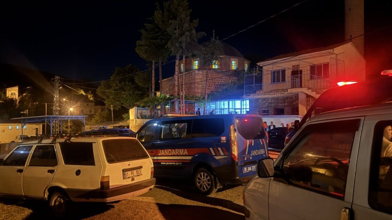 Kayseri'de cami avlusunda bıçaklı saldırıya uğrayan 2 kişi öldü