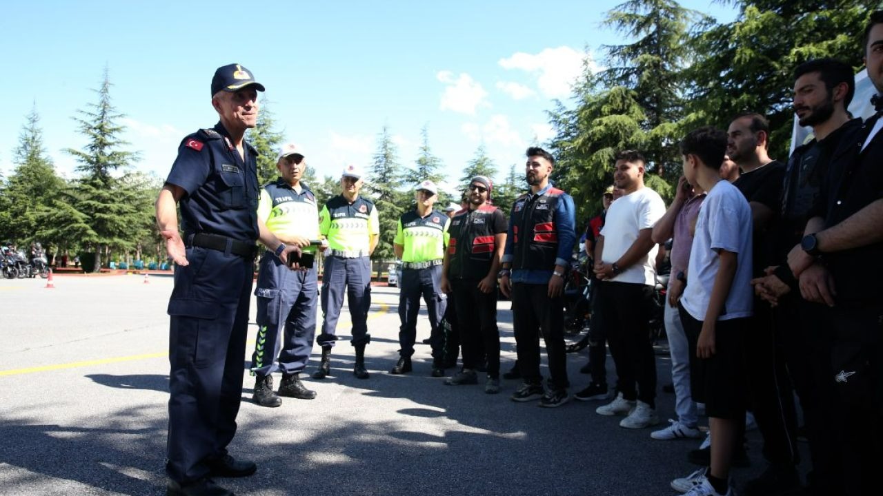 Kayseri'de jandarma motosiklet sürücülerini olası kazalara karşı bilgilendirdi