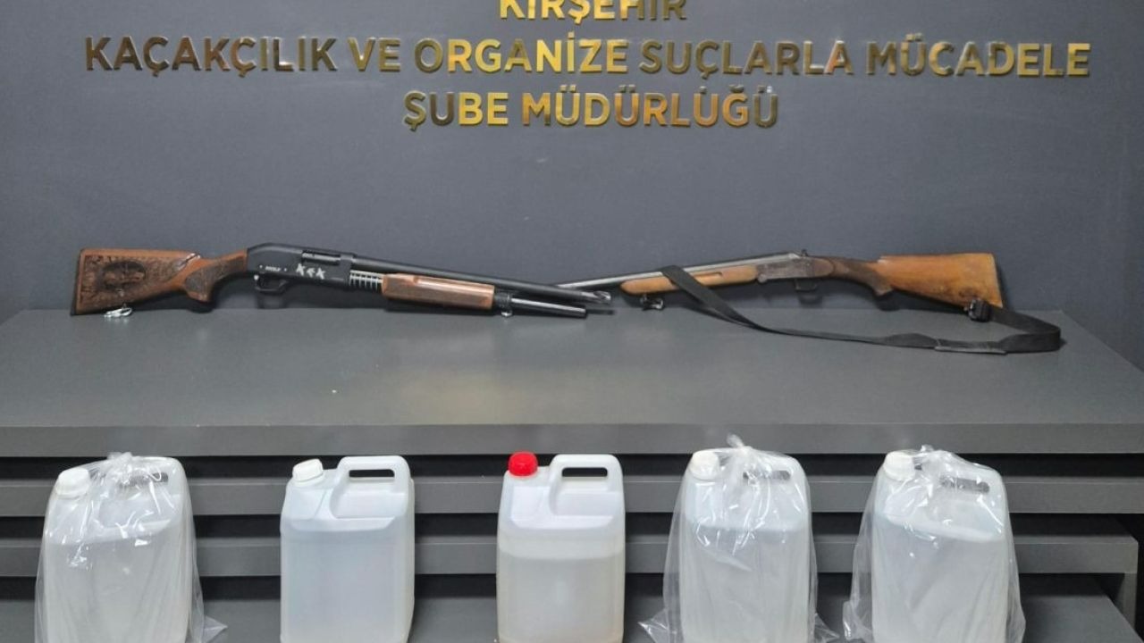 Kırşehir'de 2 ruhsatsız av tüfeği, etil alkol ve sahte içki ele geçirildi