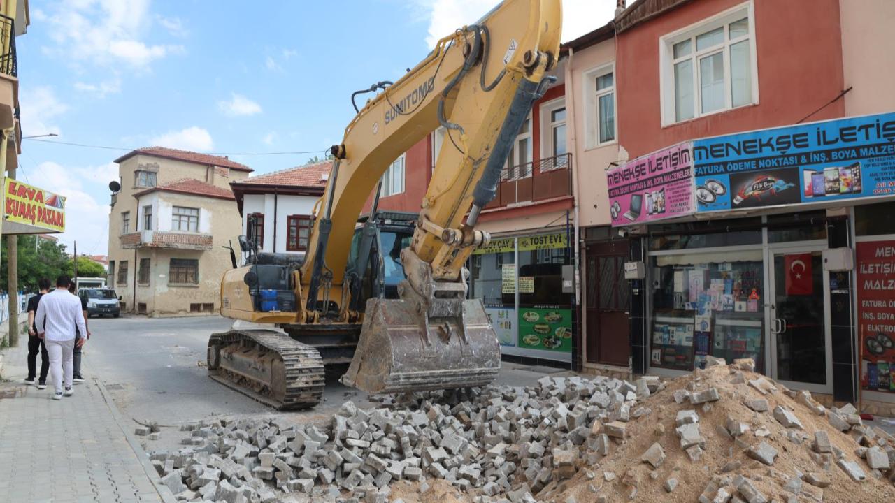 O cadde baştan sona yenileniyor