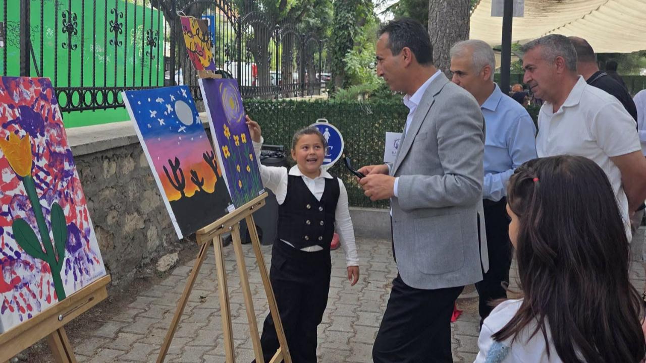 Öğrencilerin renkli dünyası tuvale yansıdı