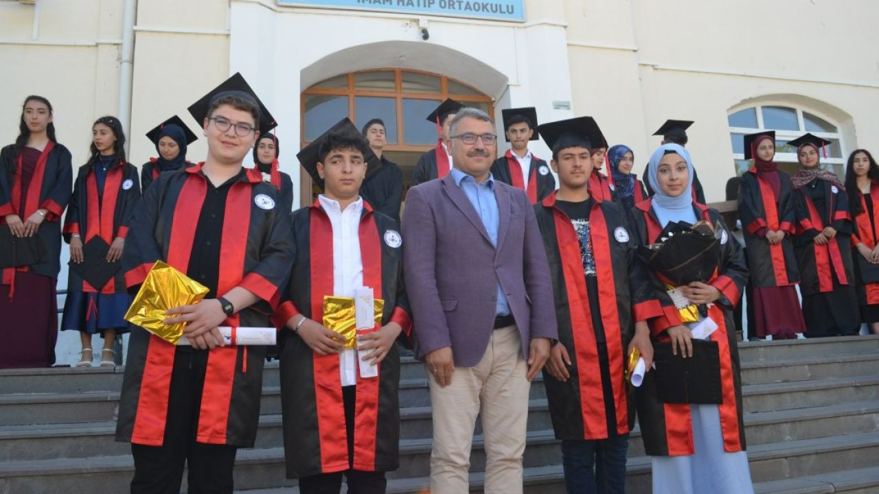 Şabanözü'nde ortaokul öğrencileri mezuniyet sevinci yaşadı