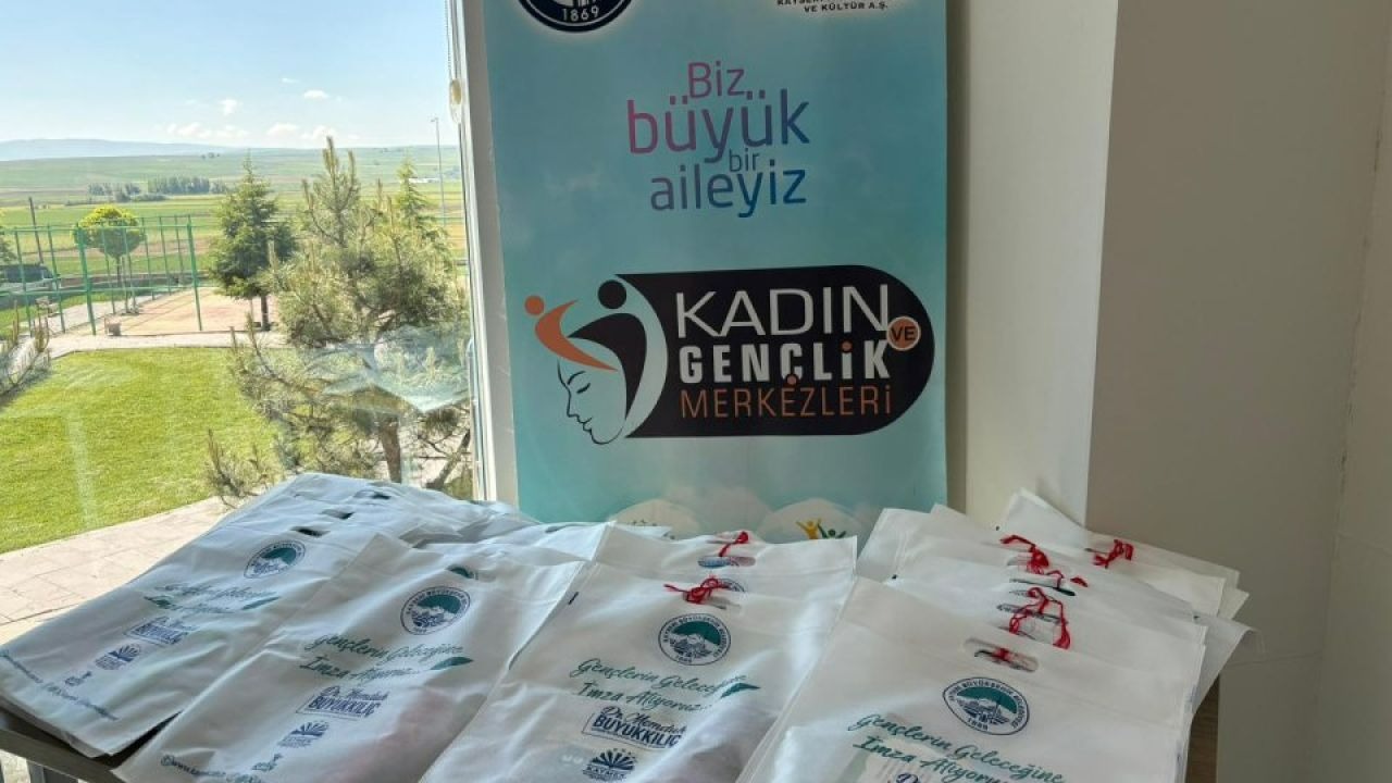 Sarıoğlan'da kursiyer sıfır atık temasıyla yaptıkları ürünleri öğrencilere hediye etti