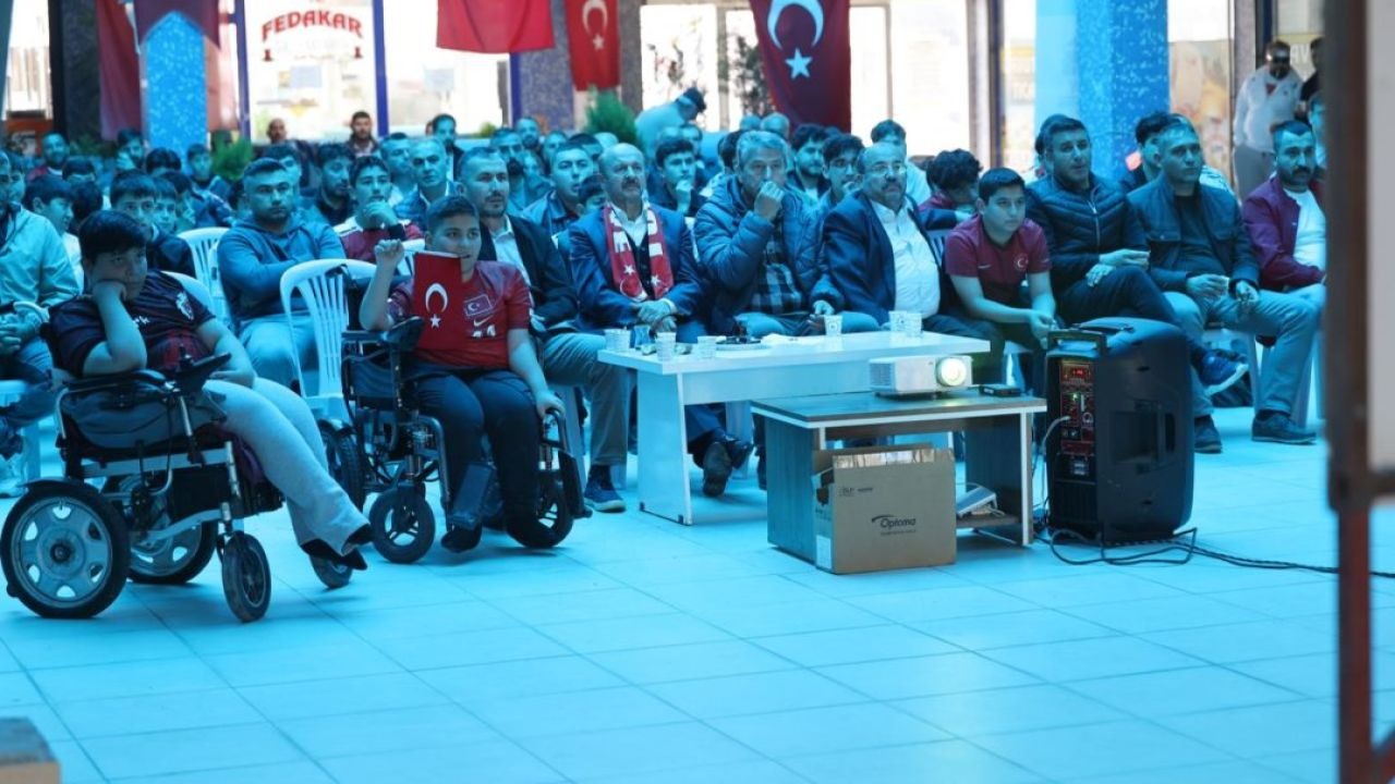 Şarkışla'da A Milli Futbol Takımı'nın maçı dev ekrandan izlendi