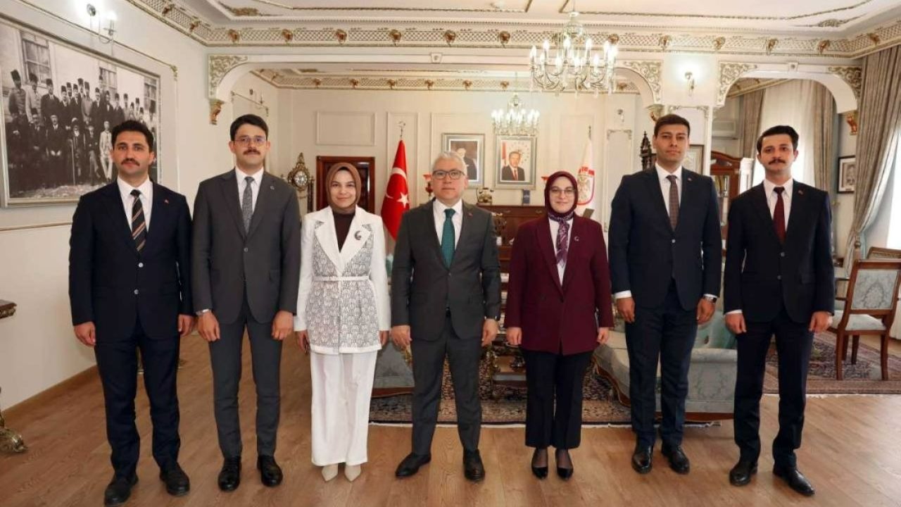 Sivas Valisi Şimşek merkez stajına katılacak kaymakamlarla bir araya geldi