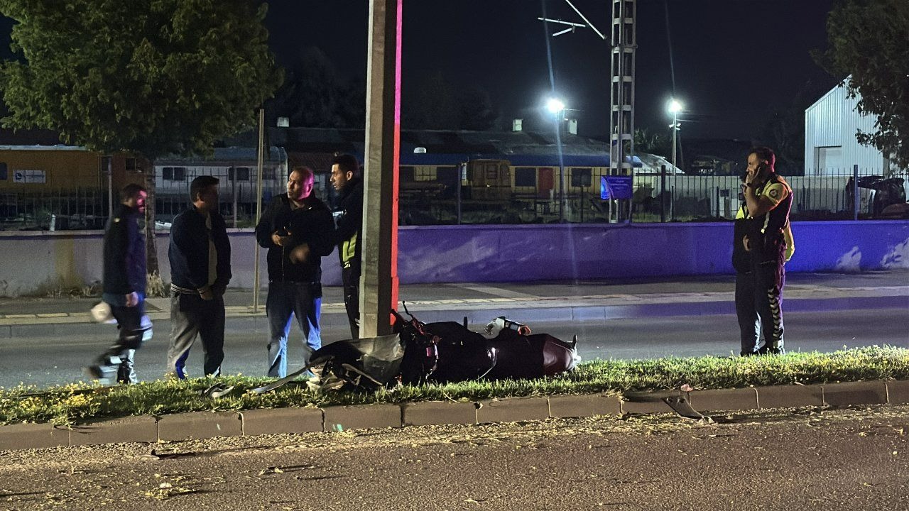 Sivas'ta aydınlatma direğine çarpan motosikletteki 2 kişi ağır yaralandı