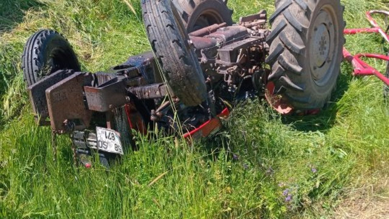Sivas'ta devrilen traktörün sürücüsü yaralandı