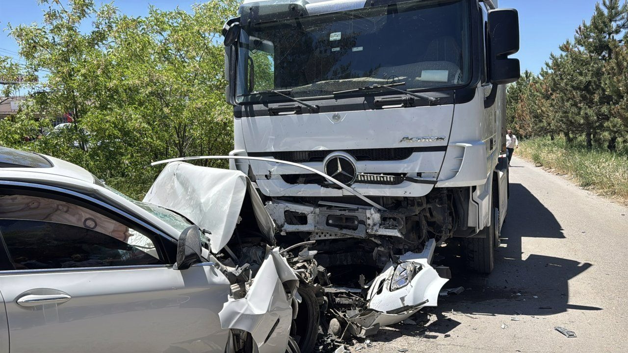 Sivas’ta tırla çarpışan otomobil sürücüsü ağır yaralandı