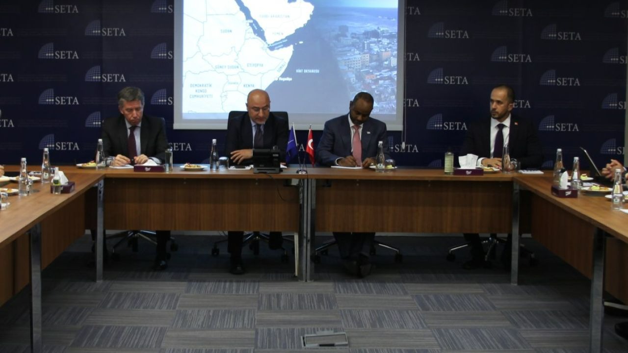 Somalili Bakan Nur'dan siyasette yer almak isteyenlere "savaş değil, sandık yolunu seçme" çağrısı