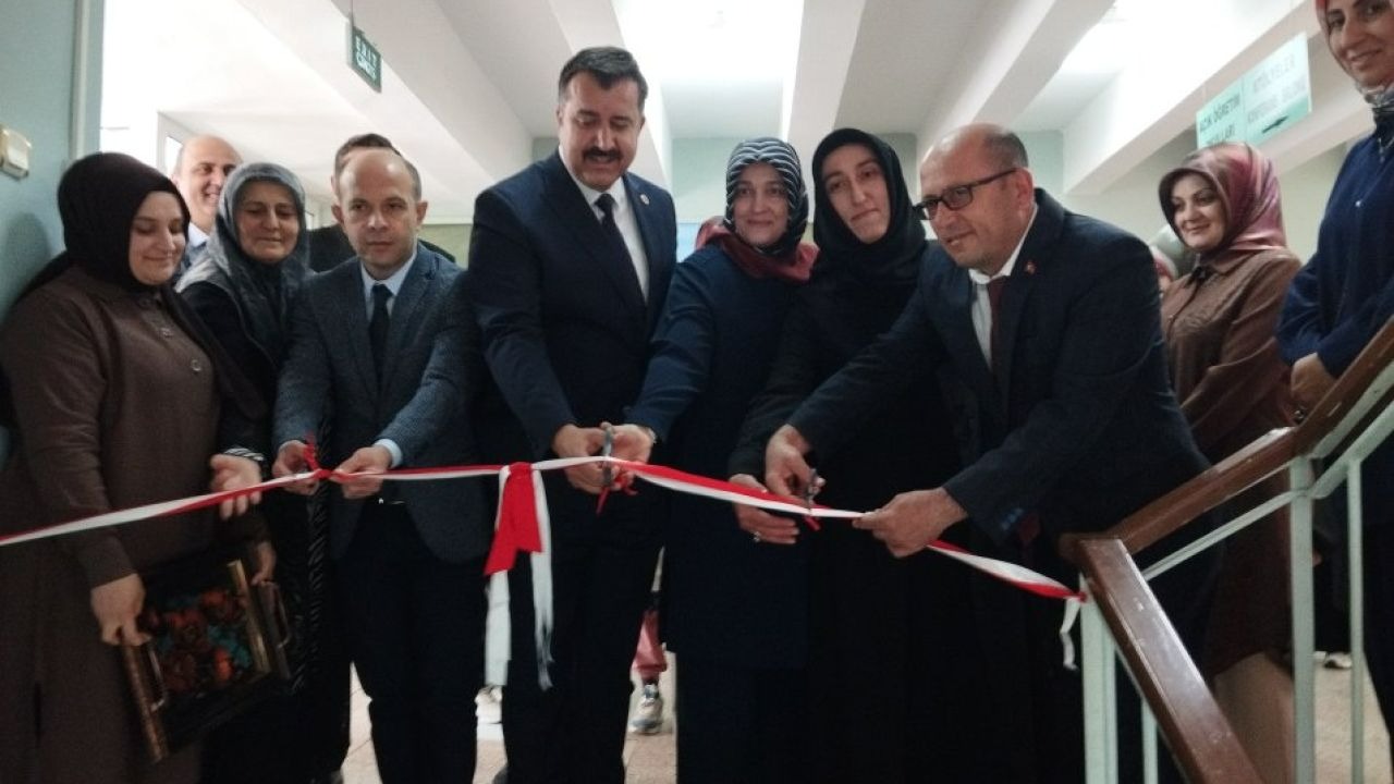Suşehri'nde "Hayat Boyu Öğrenme Haftası" kapsamında sergi açıldı