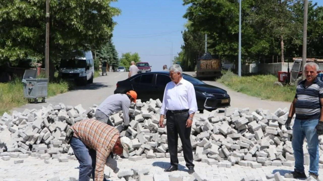 Ulaş'ta kilit parke taşı çalışmaları sürüyor