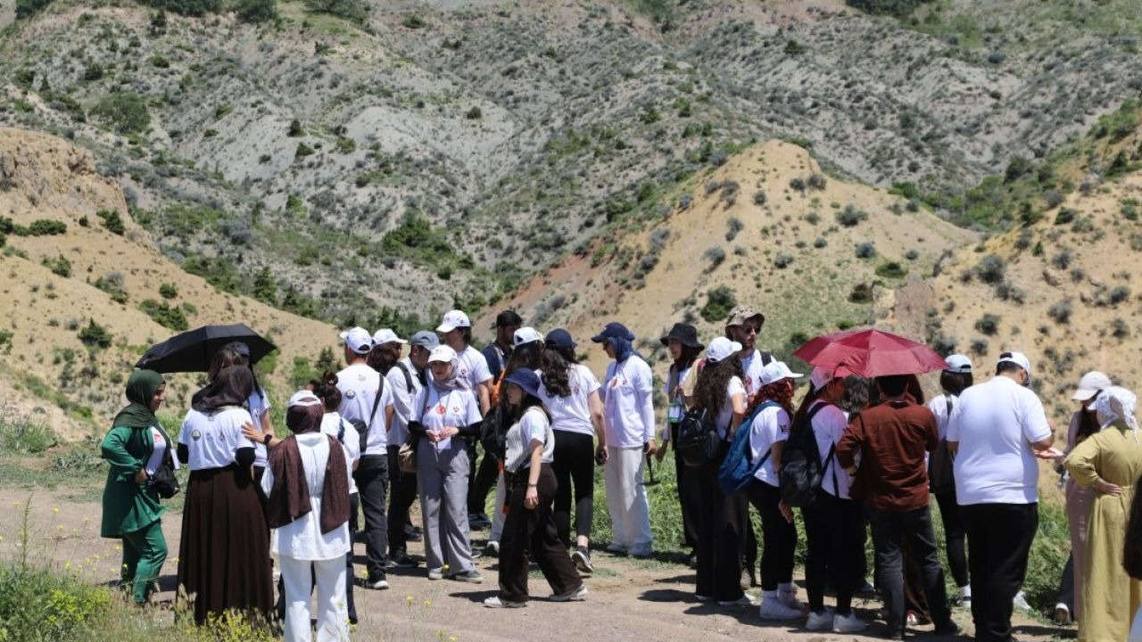 Üniversite öğrencileri TÜBİTAK destekli projeyle sahada eğitim görüyor