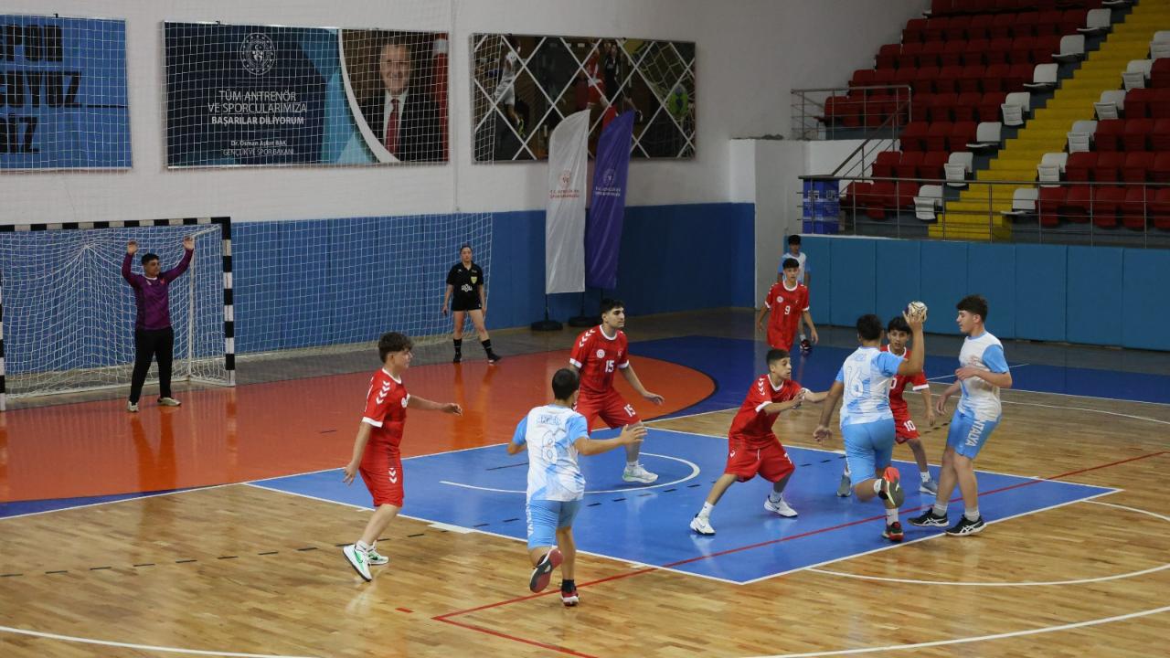 Yıldız sporcular Karaman’da sahne aldı