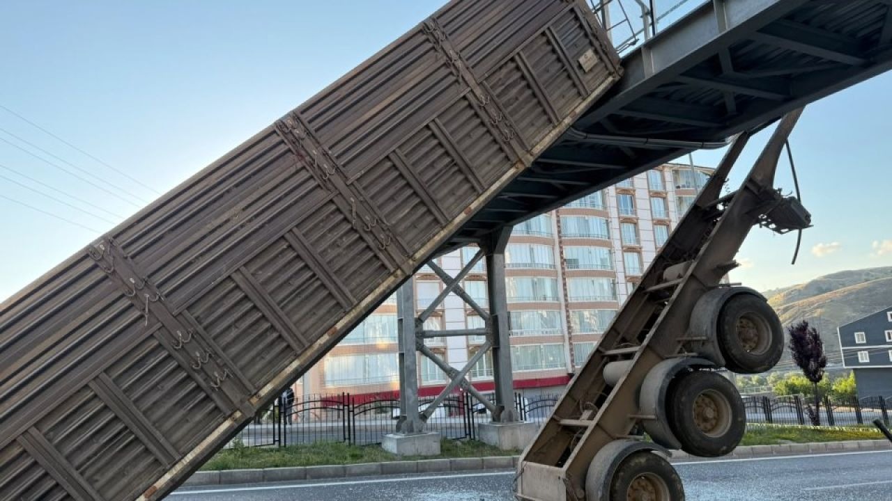 Yozgat'ta tırın açık kalan damperi üst geçide takıldı