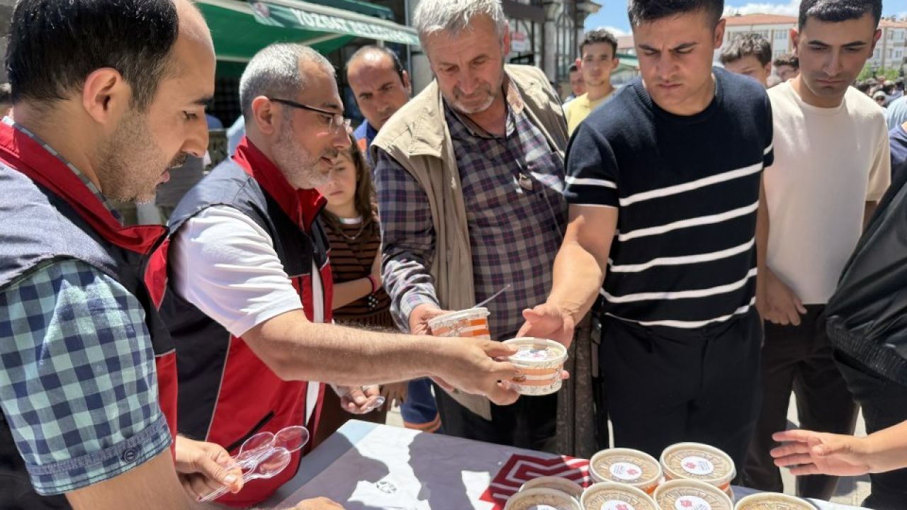 Yozgat'ta vatandaşlara aşure ikram edildi