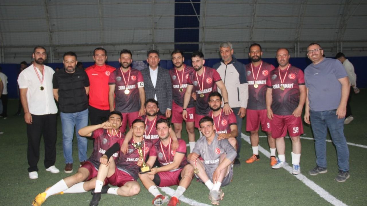 Zara'da öğretmen Ayla Kara adına futbol turnuvası düzenlendi
