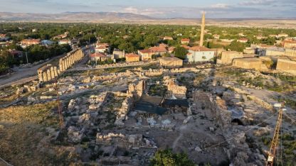 Tyana Antik Kenti'nde tespit edilen 42 mezardan 18'i gün yüzüne çıkarıldı
