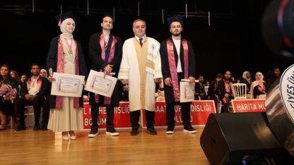 Erciyes Üniversitesi Mühendislik Fakültesinde mezuniyet sevinci