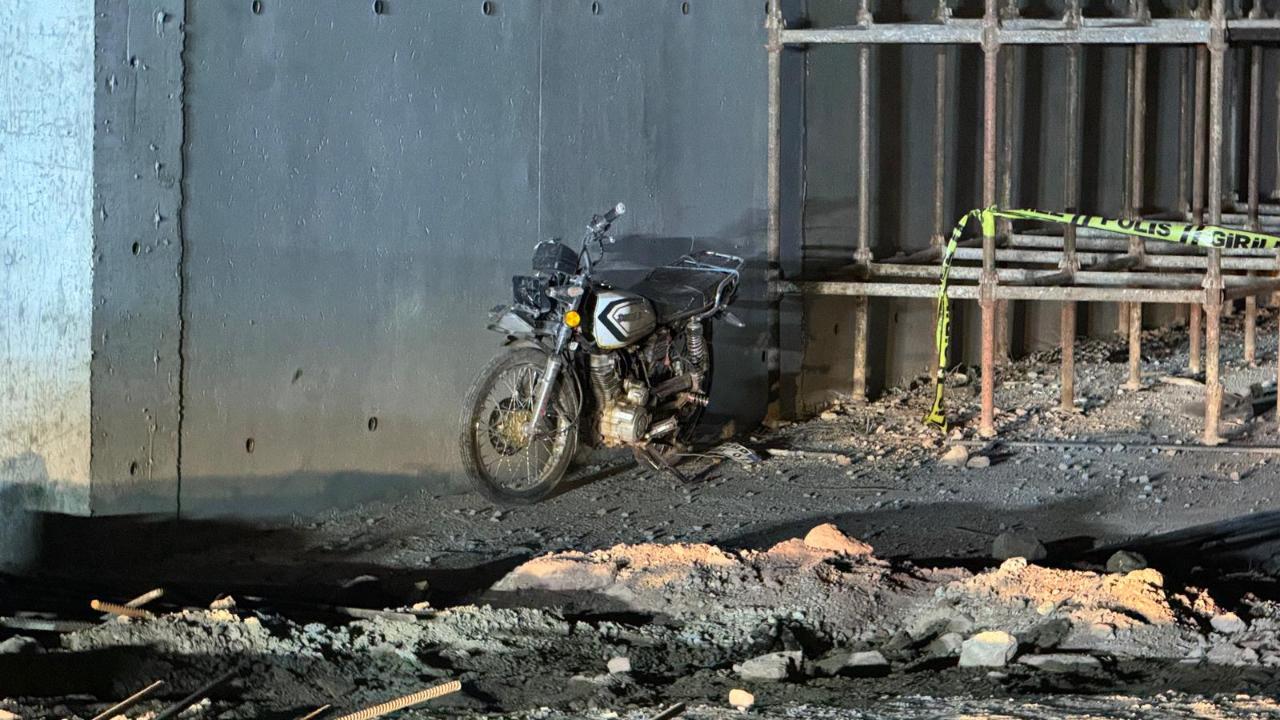 Motosiklet iskele demirlerine çarptı: 1 ağır yaralı
