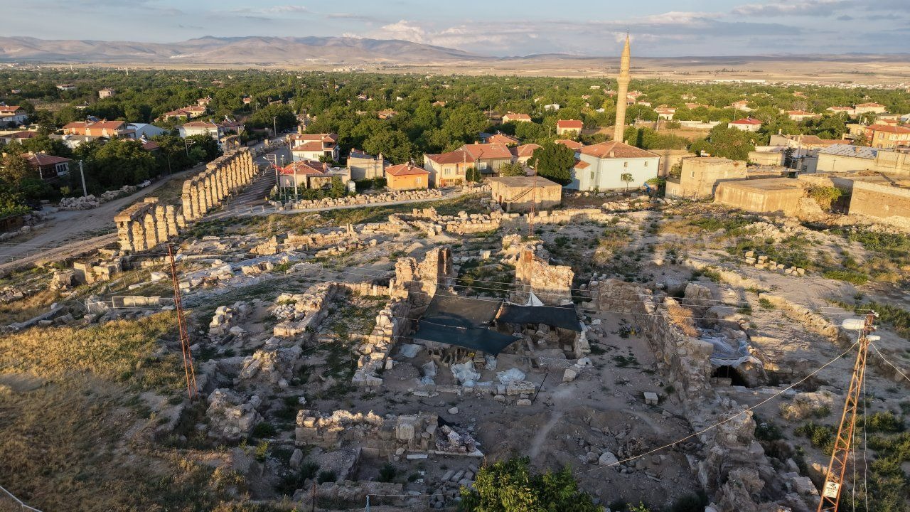 Tyana Antik Kenti'nde tespit edilen 42 mezardan 18'i gün yüzüne çıkarıldı