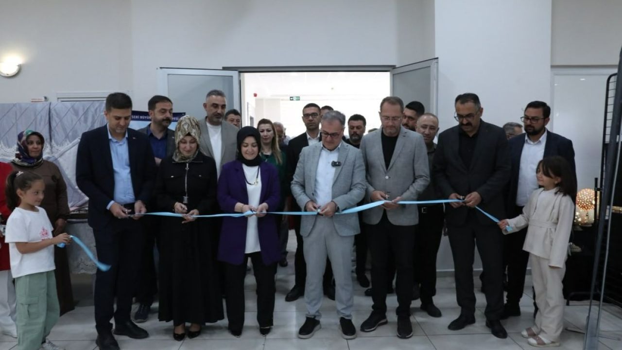 Yıl Sonu Sergisi'ni gezdi